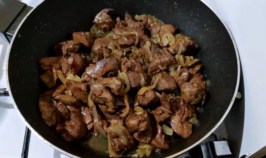 Печень говяжья жареная с луком на сковороде большими кусками рецепт с фото