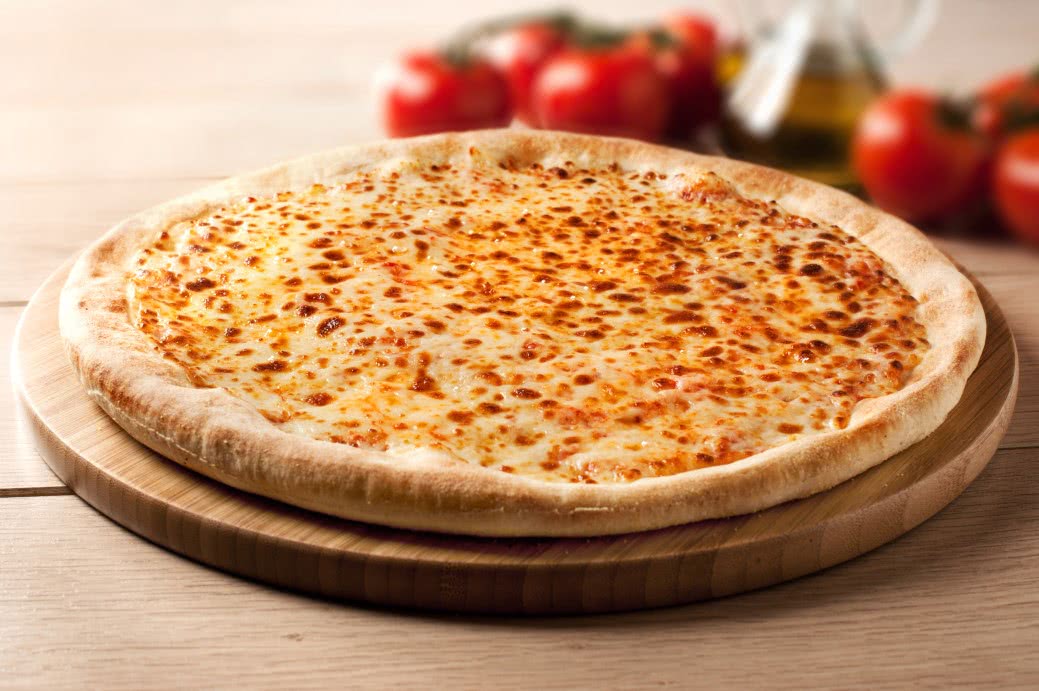 Калорийность пиццы 4 сыра. Пицца сырная. Коржи для пиццы. 100 Грамм пиццы. Сырные пиццы пицца хат.